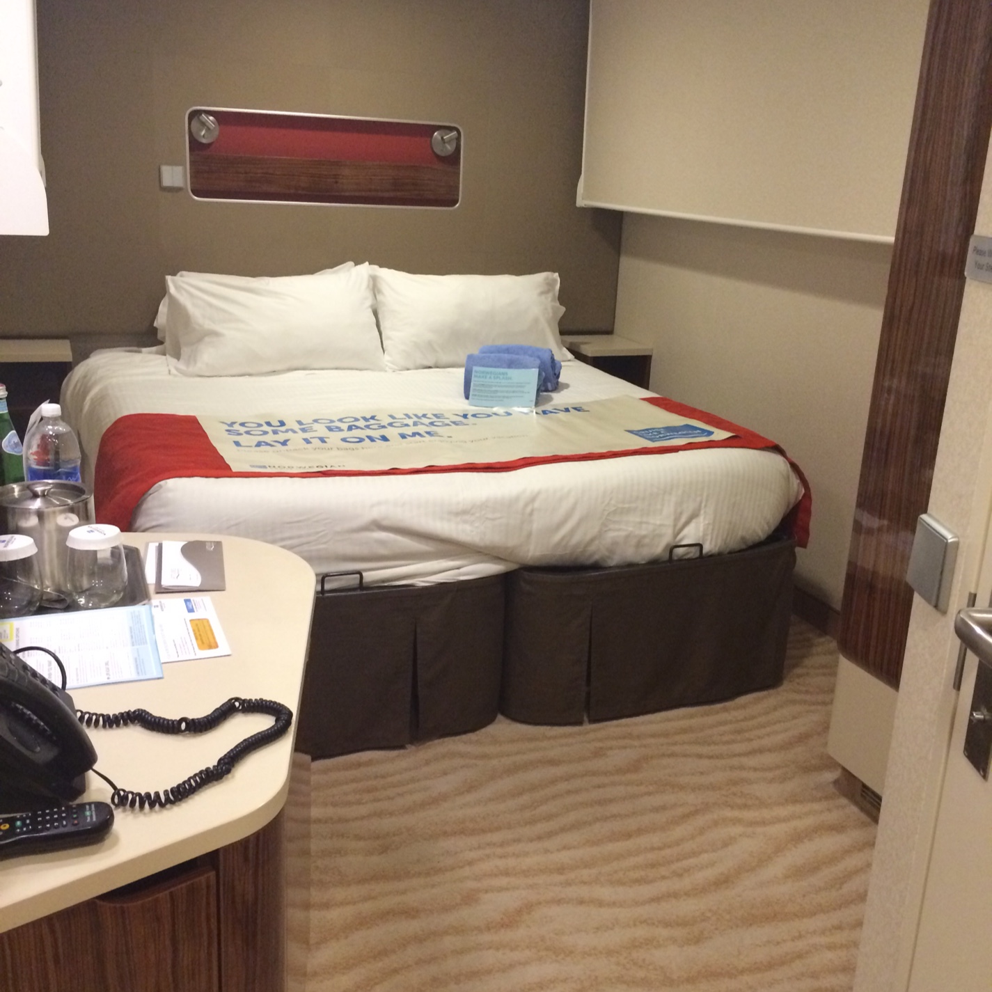 family-inside-stateroom-cabin-category-i1-norwegian-getaway