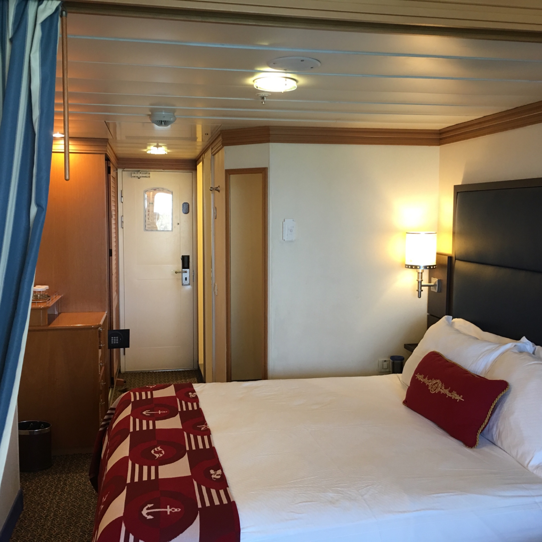 Deluxe Oceanview Stateroom with Verandah, Cabin Category ...