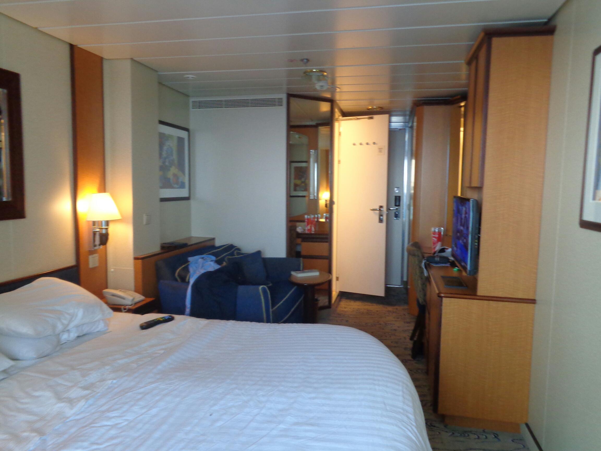 Deluxe Oceanview Stateroom with Balcony, Cabin Category E2 ...