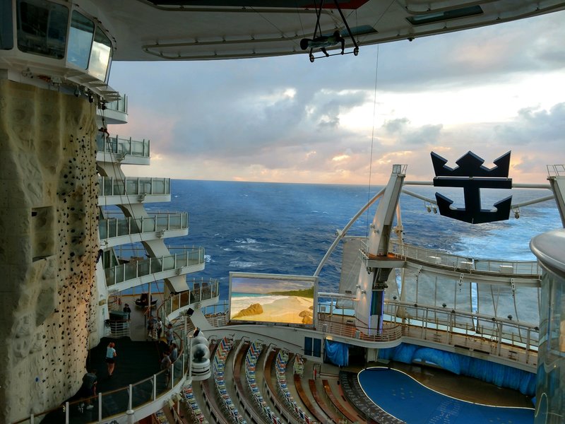 Balcony Cabin 10325 on Oasis of the Seas, Category BV