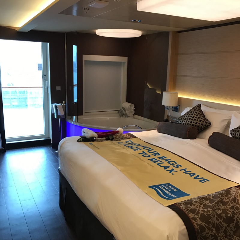 Suite 14142 on Norwegian Breakaway, Category H9